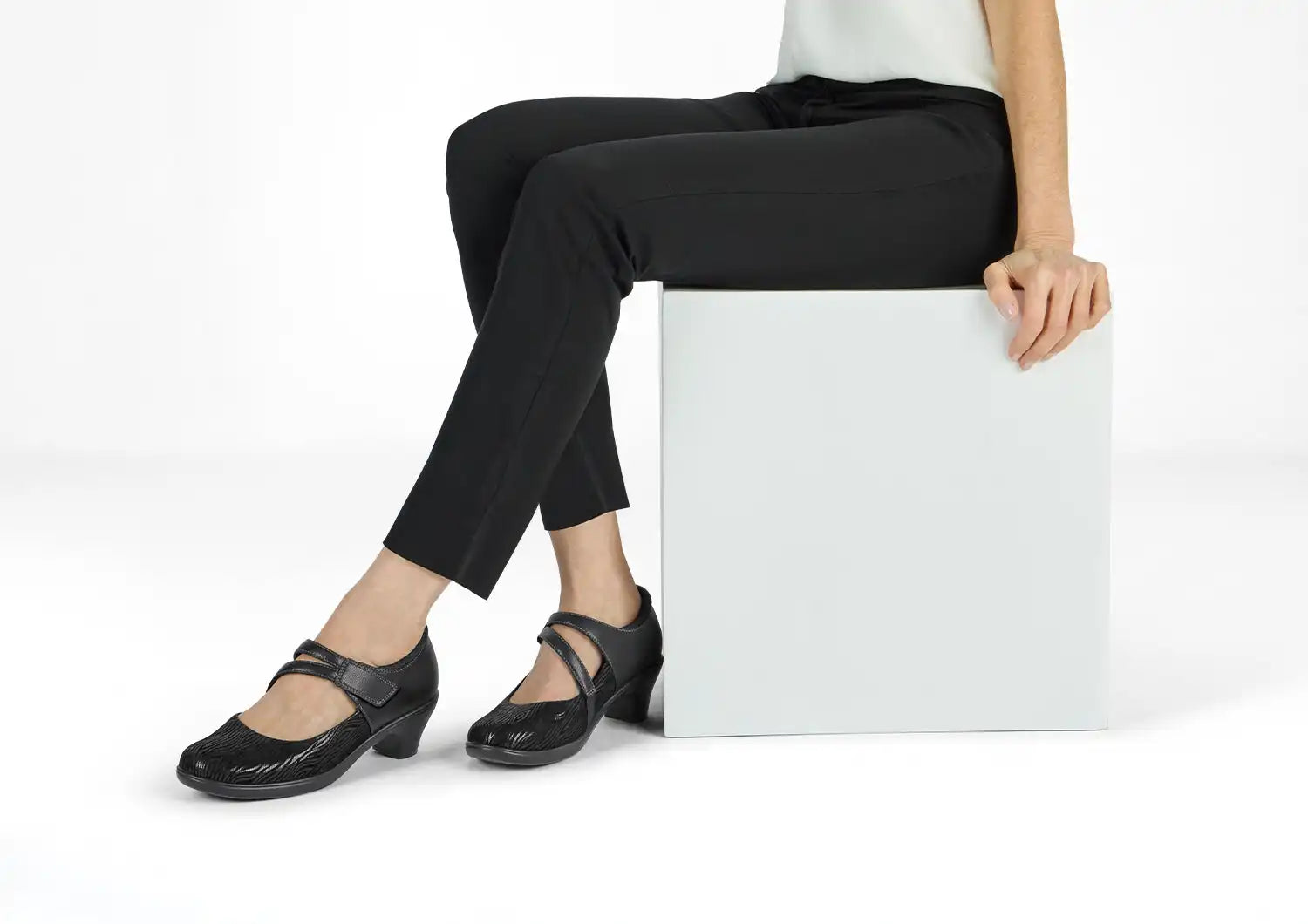 Ella - Black Secondary image